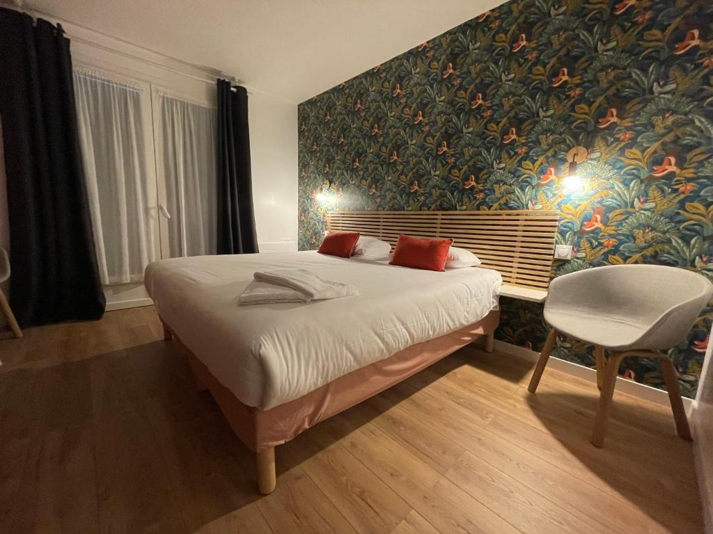 拉盖里尼耶尔迪娜努瓦尔穆捷酒店的卧室配有1张床、1张桌子和1把椅子