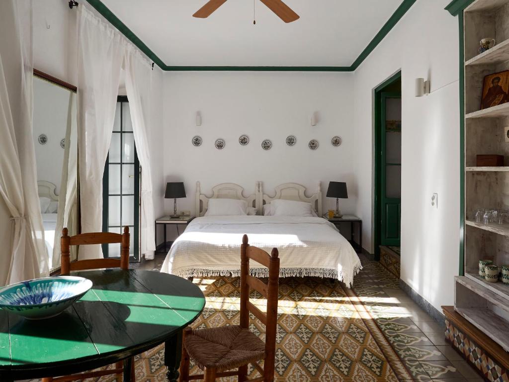 孔佩塔Mesón La Hospedería的卧室配有一张床和一张桌子及椅子