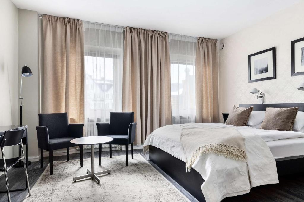 特罗尔海坦特罗尔海坦贝斯特韦斯特酒店的卧室配有一张床和一张桌子及椅子