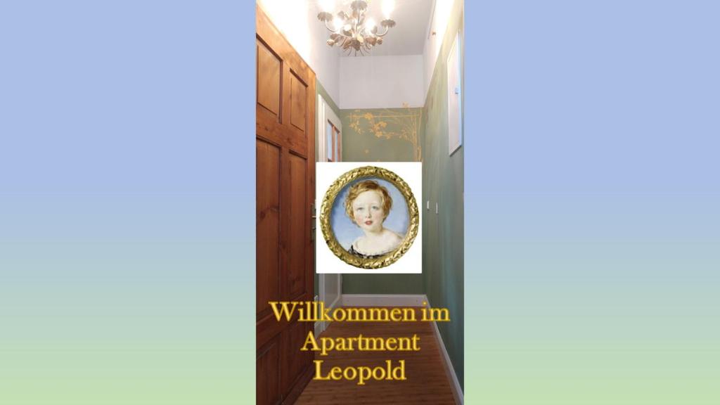 科堡Apartment Leopold mit Balkon的画面上带有女人肖像的走廊