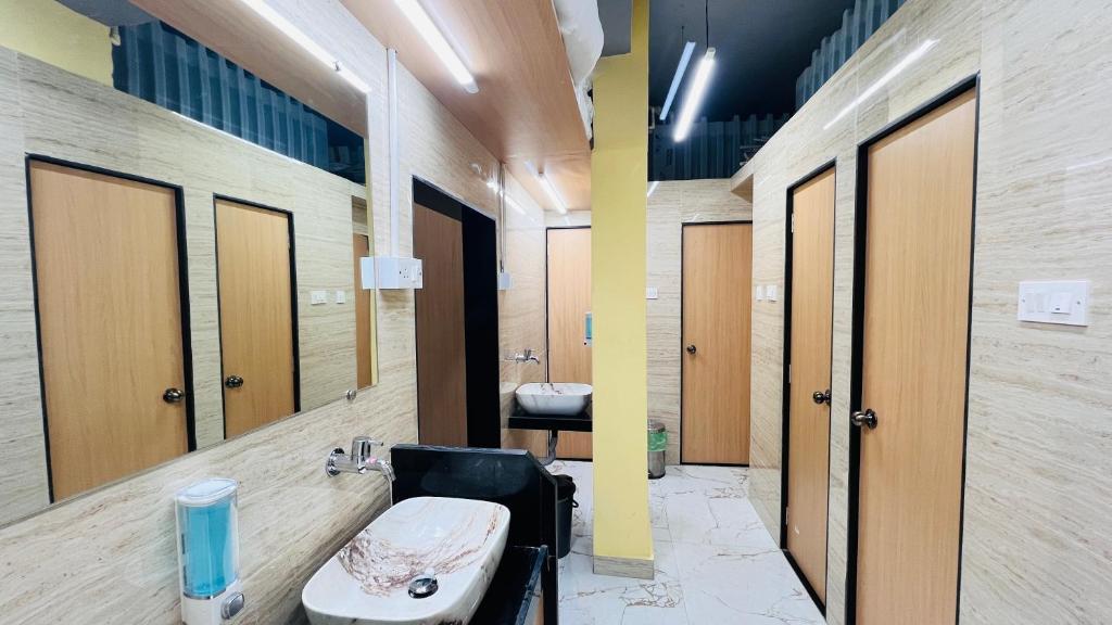 孟买Astropods的一间带水槽、卫生间和镜子的浴室
