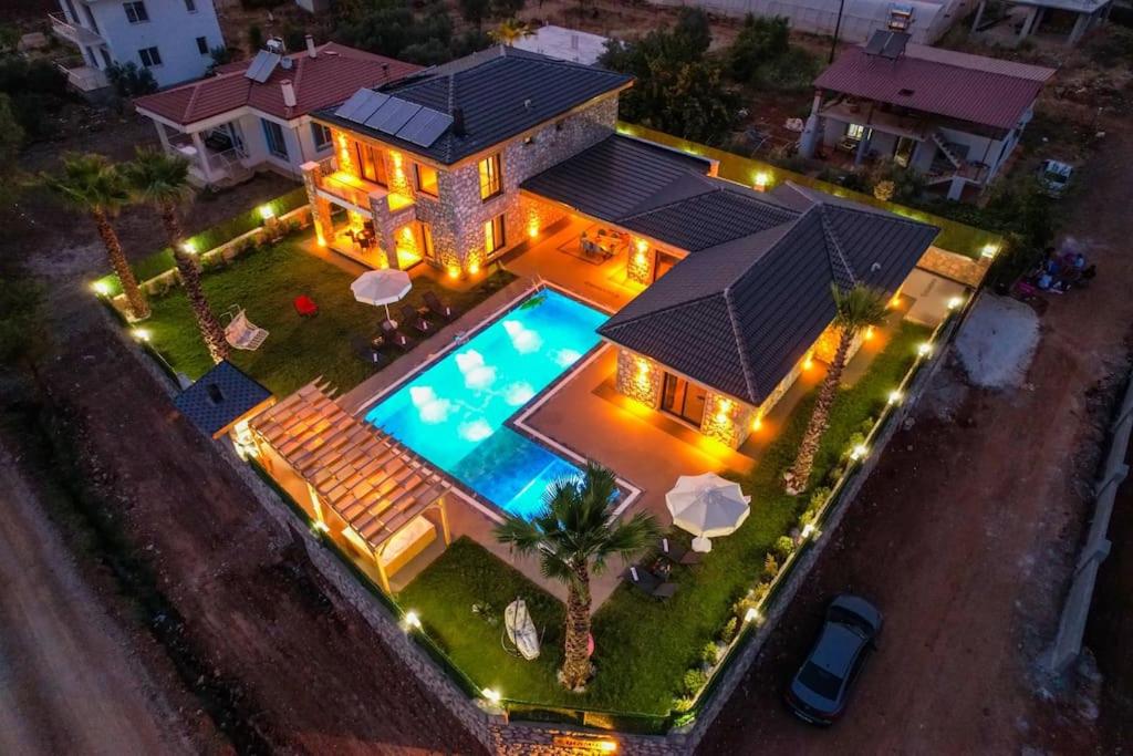 费特希耶Villa Diamond fethiye的享有带游泳池的房屋的空中景致