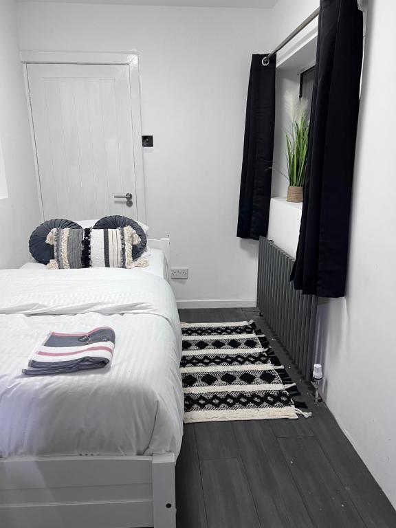 曼彻斯特Private room and ensuite Chorlton的卧室配有床和黑白地毯。
