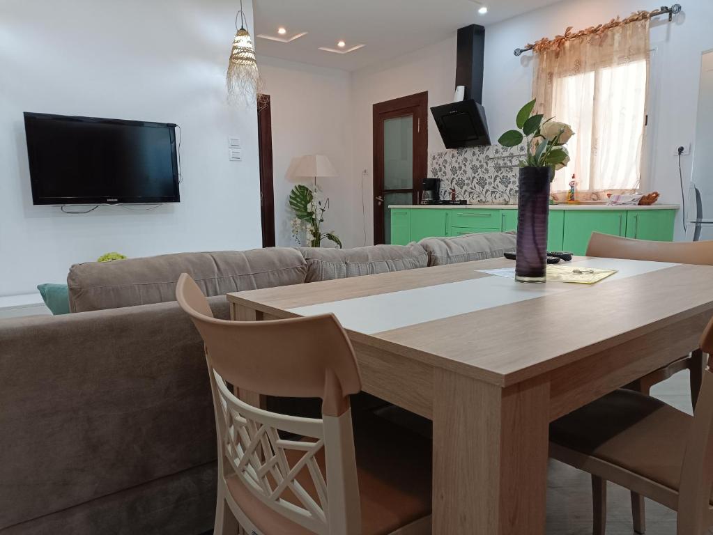 莫纳斯提尔Fufa Apartment的客厅配有桌子和沙发