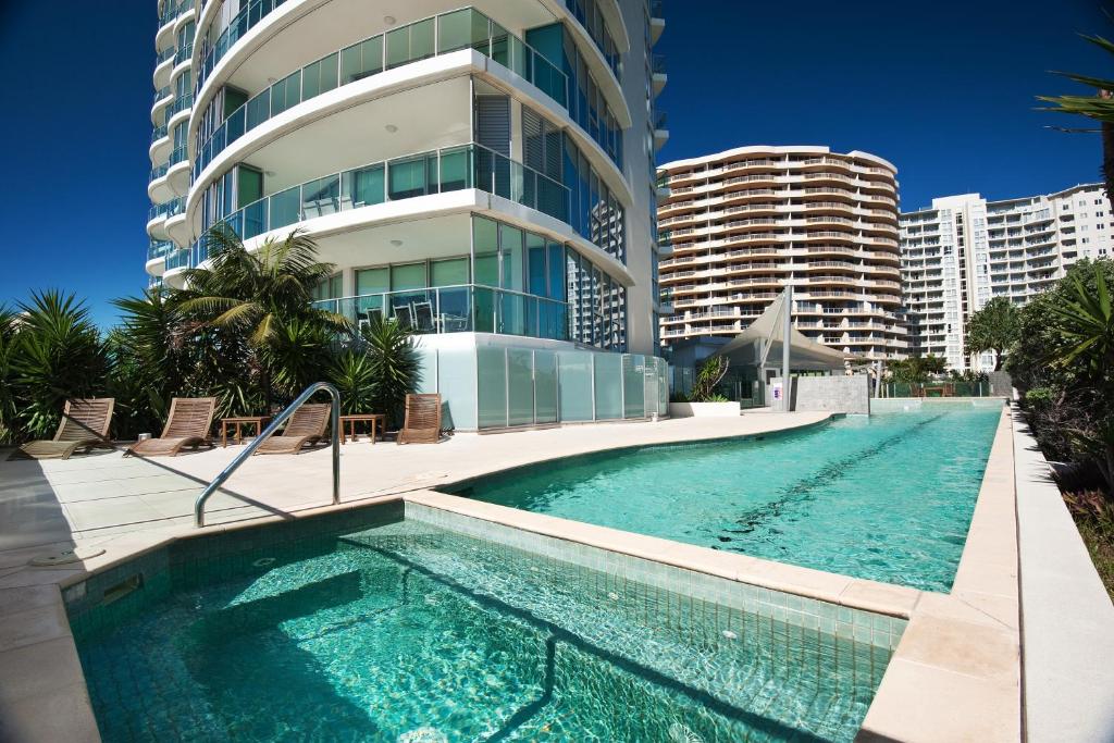黄金海岸海滨沉思酒店的一座高楼前的游泳池