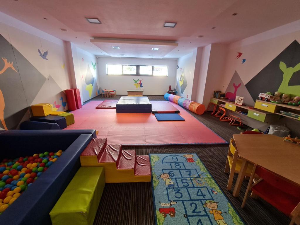 什特尔布斯凯普莱索10X-90X全景公寓的一间设有游戏室的房间,配有桌椅