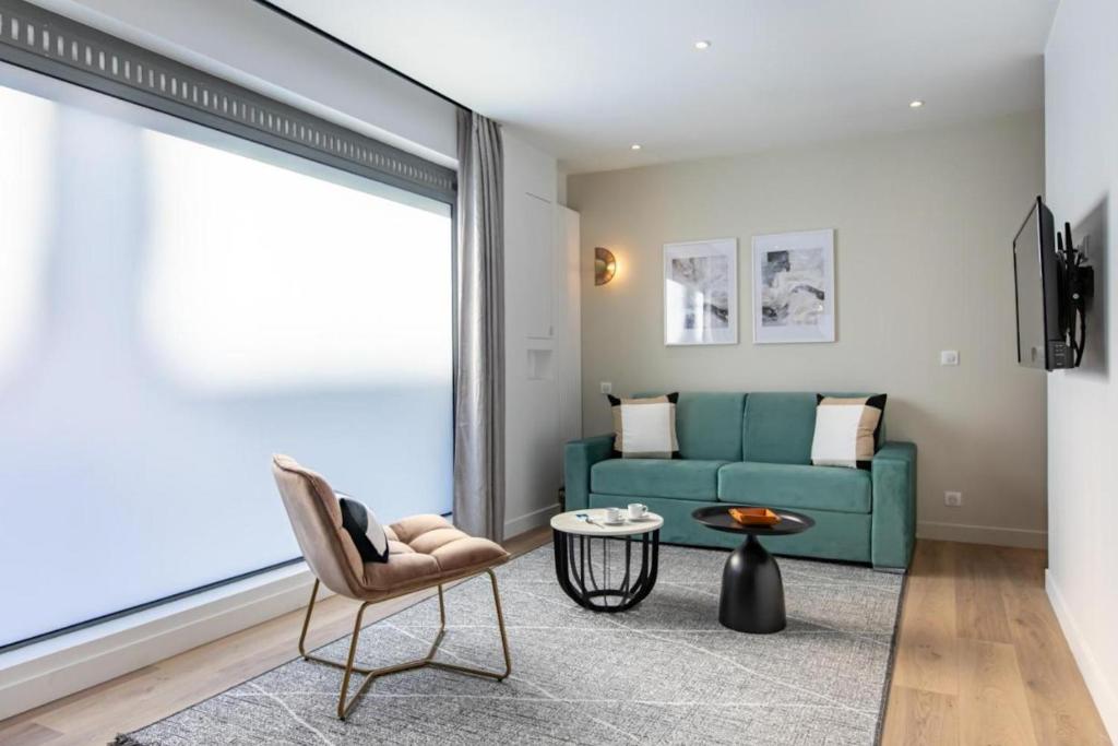 巴黎Sweet Inn - Pont Neuf的客厅配有蓝色的沙发和桌子