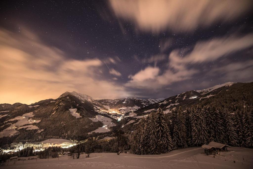 阿尔普巴赫谷地赖特西尔维亚住宿加早餐旅馆的雪覆盖的山脉的夜间景色