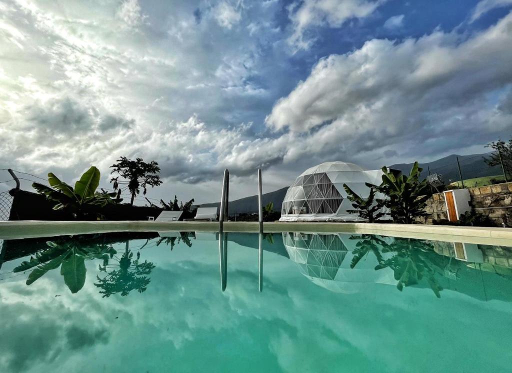 ArafoDomo Volcano Suite Experience的一座带玻璃圆顶的游泳池