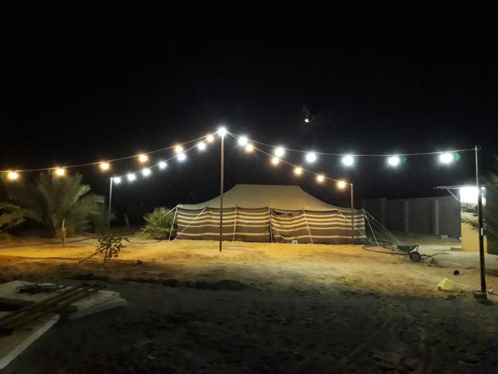 布赖代مزرعة الطيبين的夜晚在帐篷顶部设有灯光