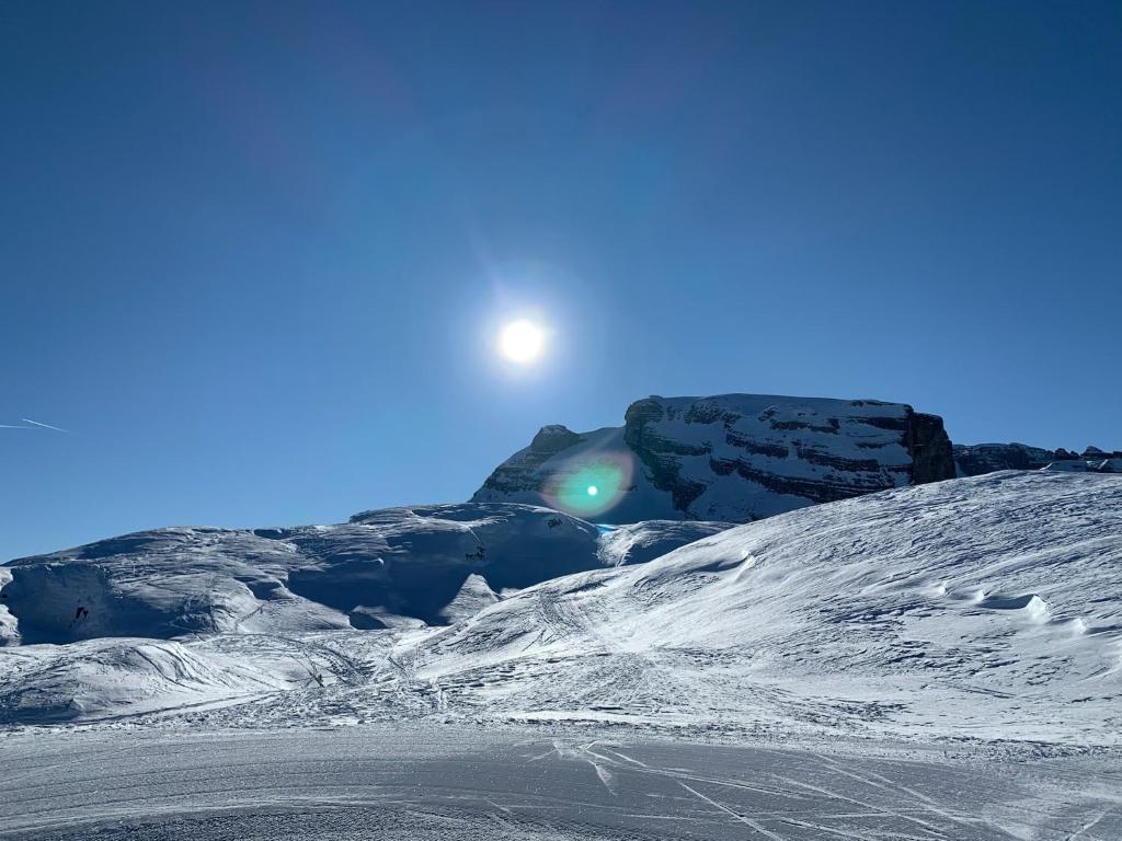 摩德纳迪-坎皮格里奥Des Alpes C Flat 11的天空中白雪覆盖的山