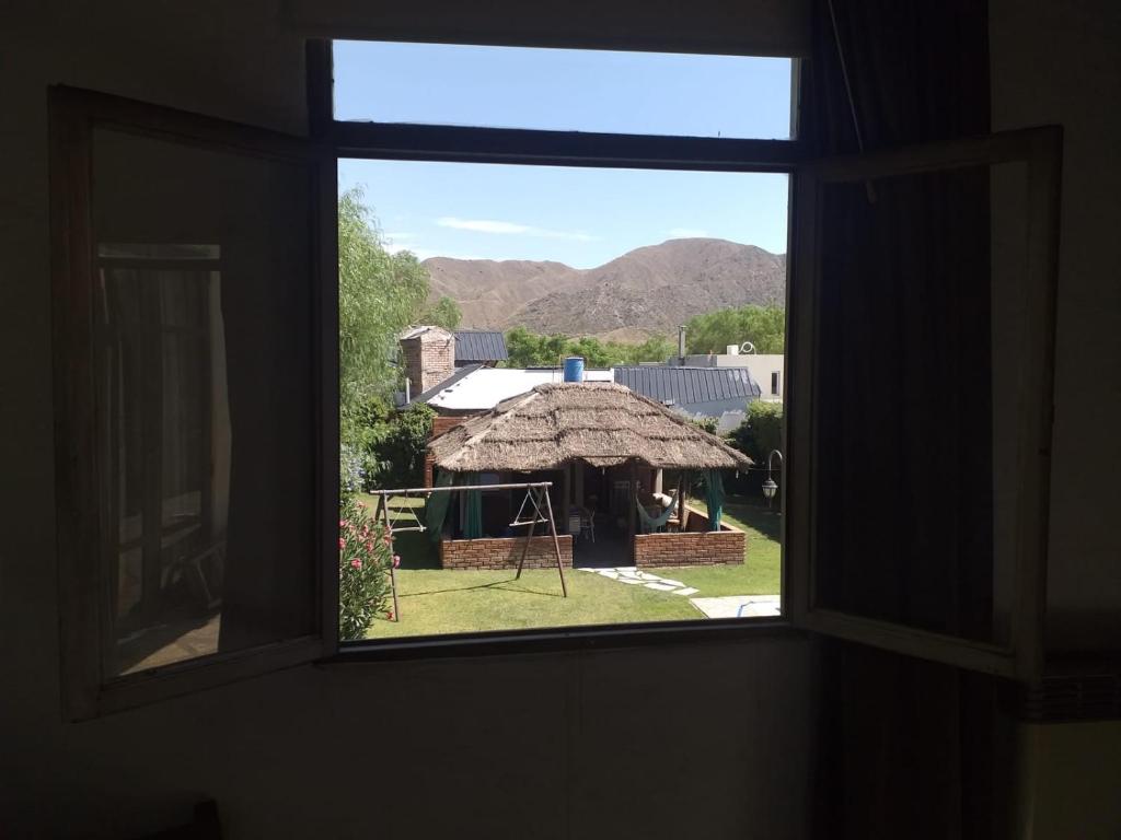 Las HerasV&M Alojamiento的享有凉亭景致的开放式窗户