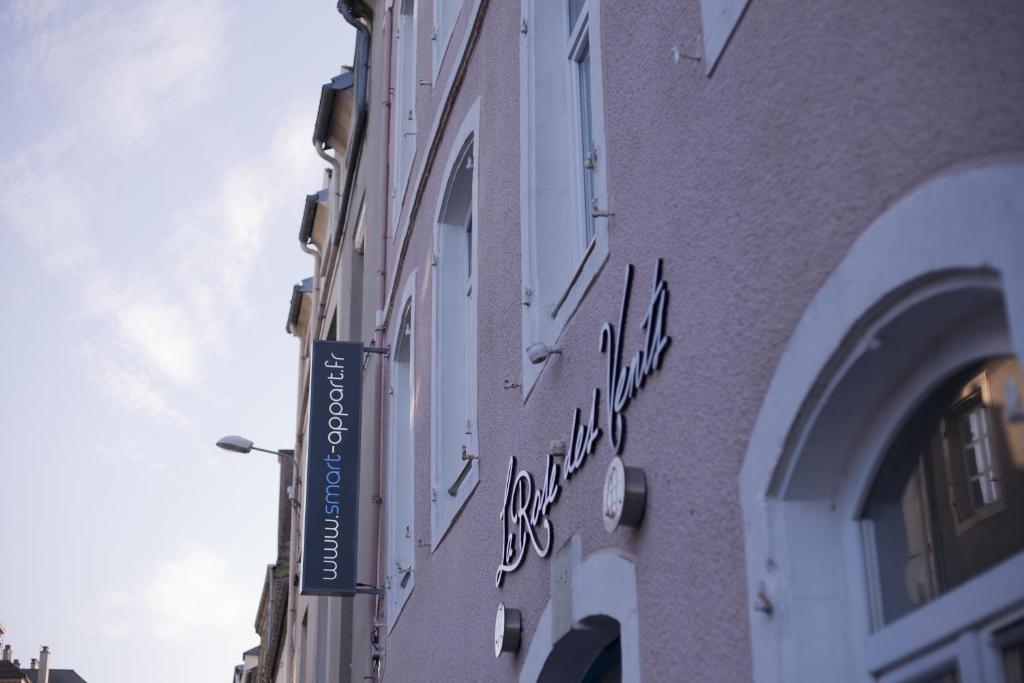 瑟堡瑟堡智能公寓式酒店（指南针）的建筑一侧的科学标志