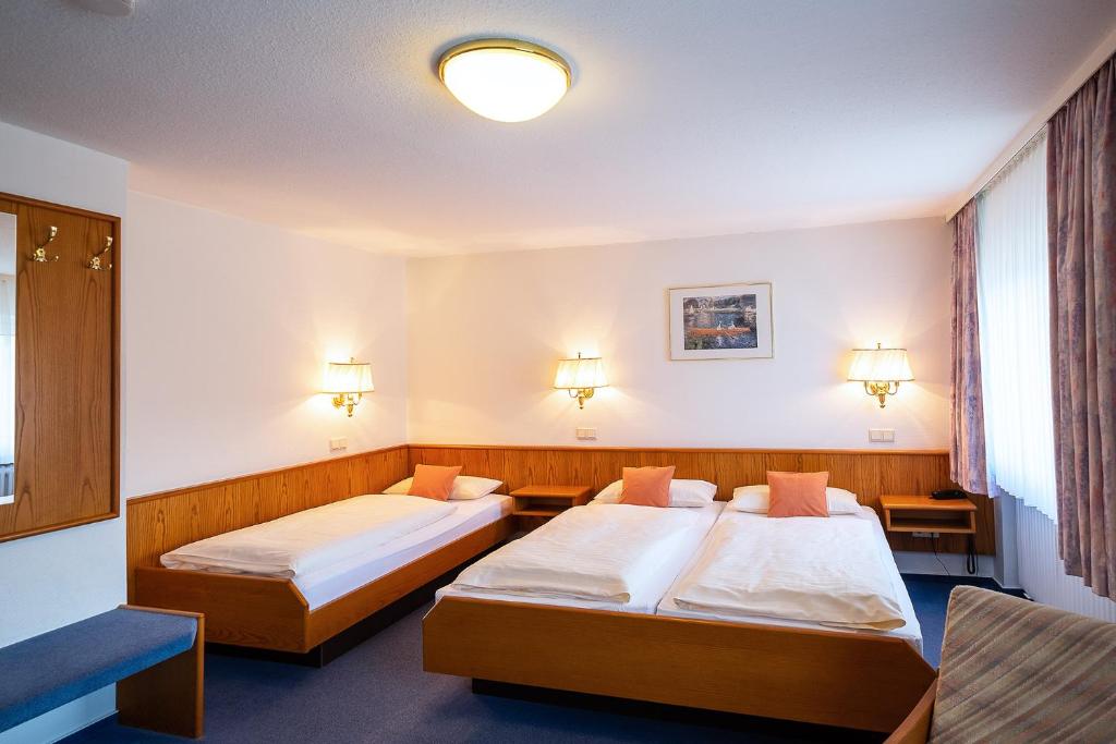 希尔德斯海姆斯坦伯格酒店的带2张桌子的房间的两张床