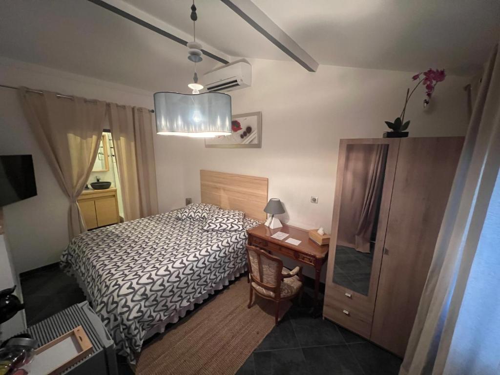 马赛Suite parentale indépendante的一间小卧室,配有一张床和一张书桌