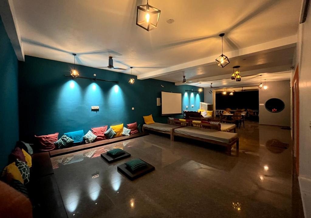 黎明之村Unearth Hostel (Pondicherry)的客厅配有沙发和桌子