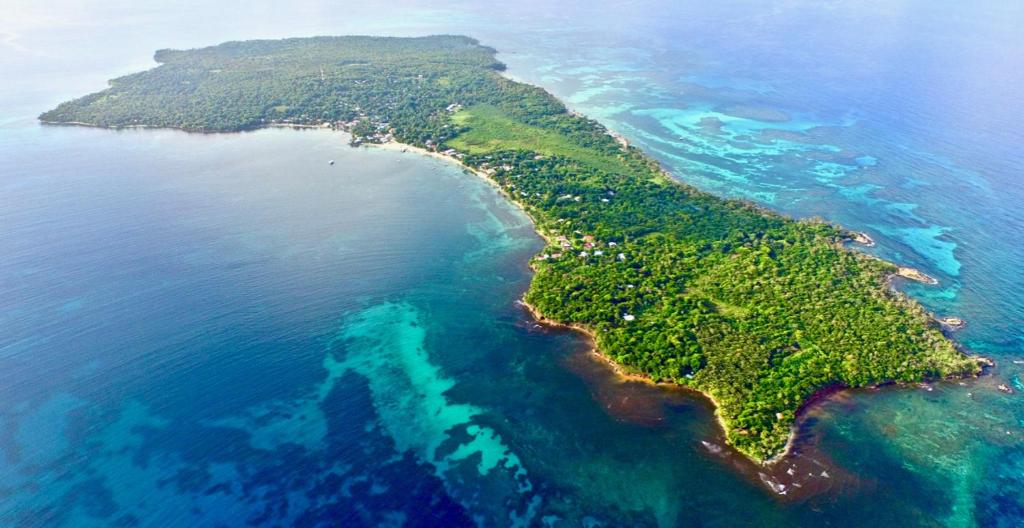 小玉米岛Lighthouse Hotel and Spa, Little Corn island, Nicaragua的海洋岛屿的空中景观