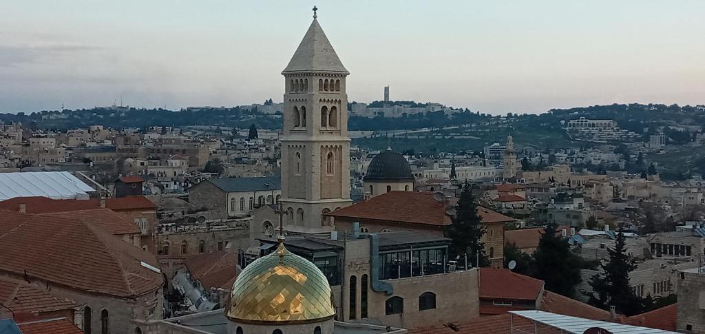 耶路撒冷Jaffa Gate Hostel的一座城市中带钟楼的大型建筑