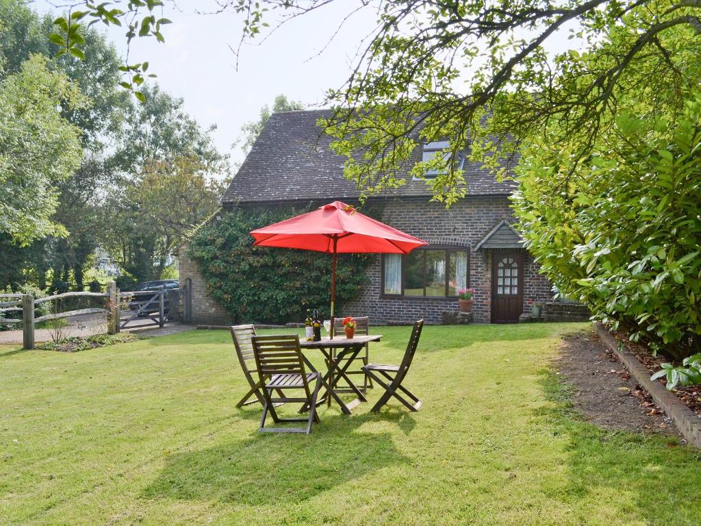 汤布里奇紫罗兰小屋的院子里的桌椅和雨伞