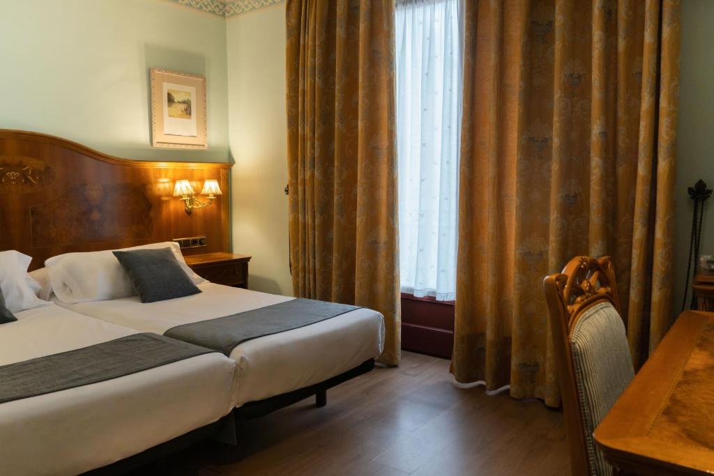 萨莫拉Hotel Alda Mercado de Zamora的酒店客房设有床和窗户。