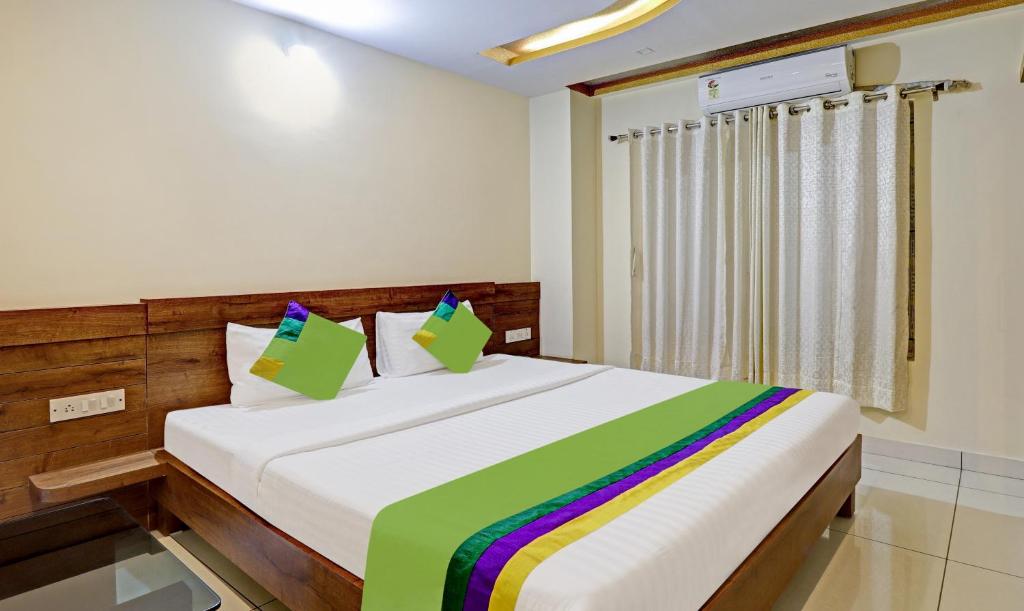 班加罗尔Treebo Trend SK Suites的一间卧室设有一张大床和窗户