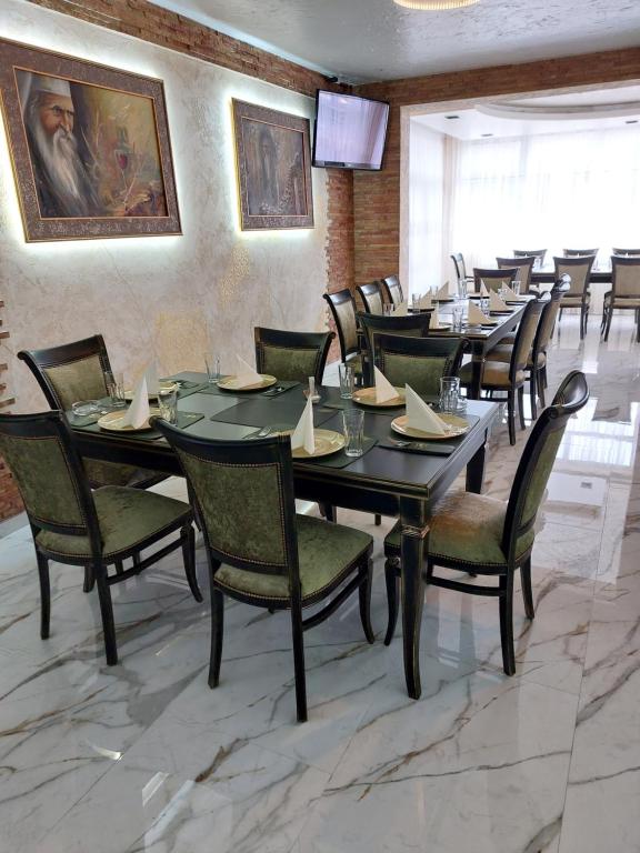 KuršumlijaJOKSIM Rooms&Restaurant的一间带长桌和椅子的用餐室