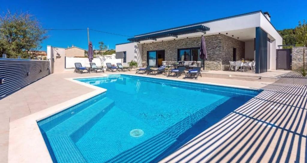 Šestanovac"Casa Mia" Luxury villa with heated swimming pool with jacuzzi的房屋前的游泳池