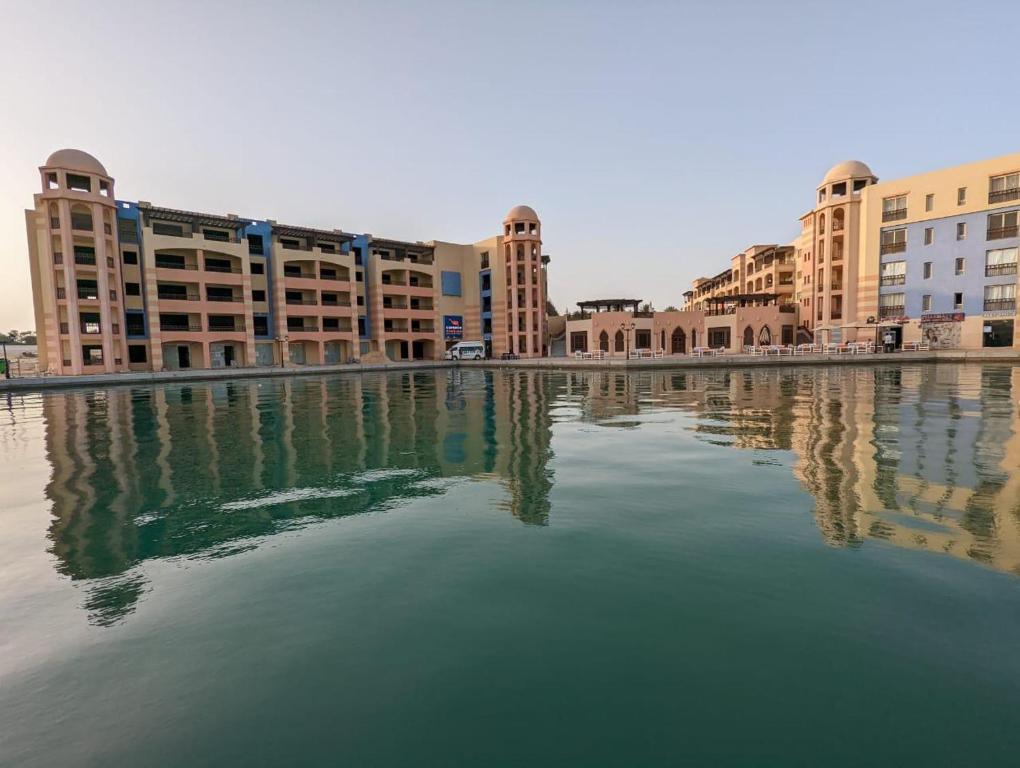 加利布港Marina city port ghalib chalet的建筑物前方的一大片水