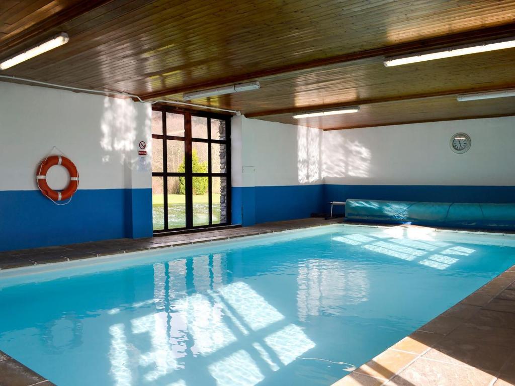 Llanfihangel-Bryn-PabuanMagpie - Uk6546的大楼内的一个蓝色海水游泳池