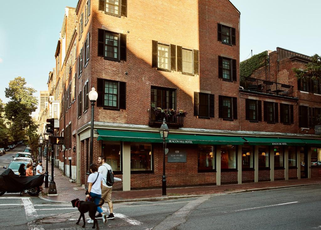波士顿毕肯山酒店的一群人走在一条城市街道上