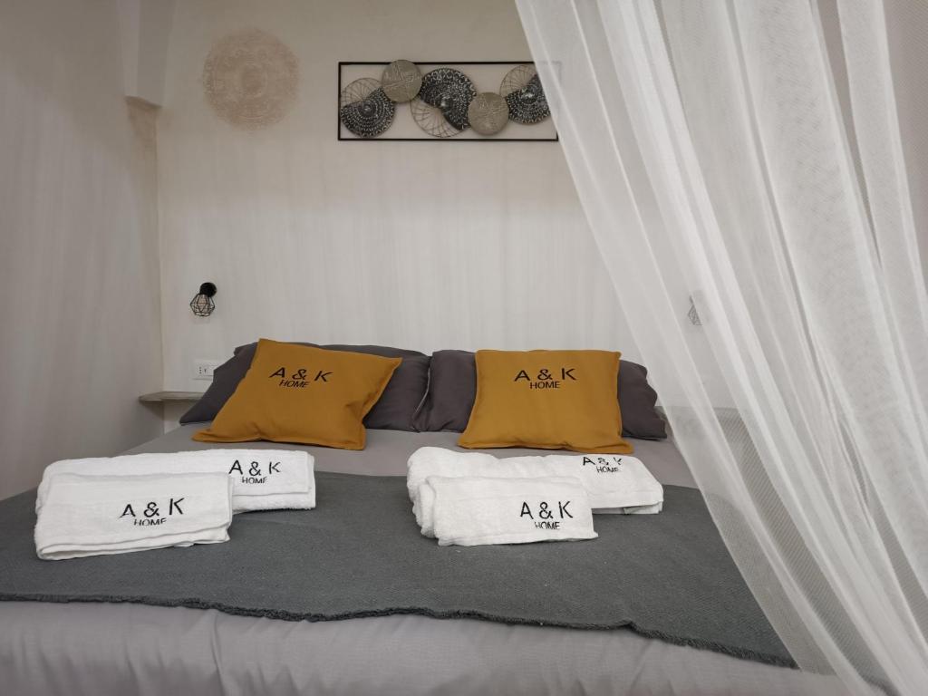 切列梅萨皮卡A&K HOME的一张黄色和白色枕头的床