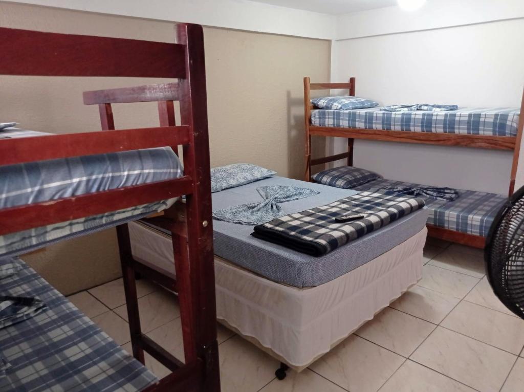 卡舒埃拉保利斯塔Pousada Videiras Santa Rita de Cássia的一间客房内配有两张双层床的房间
