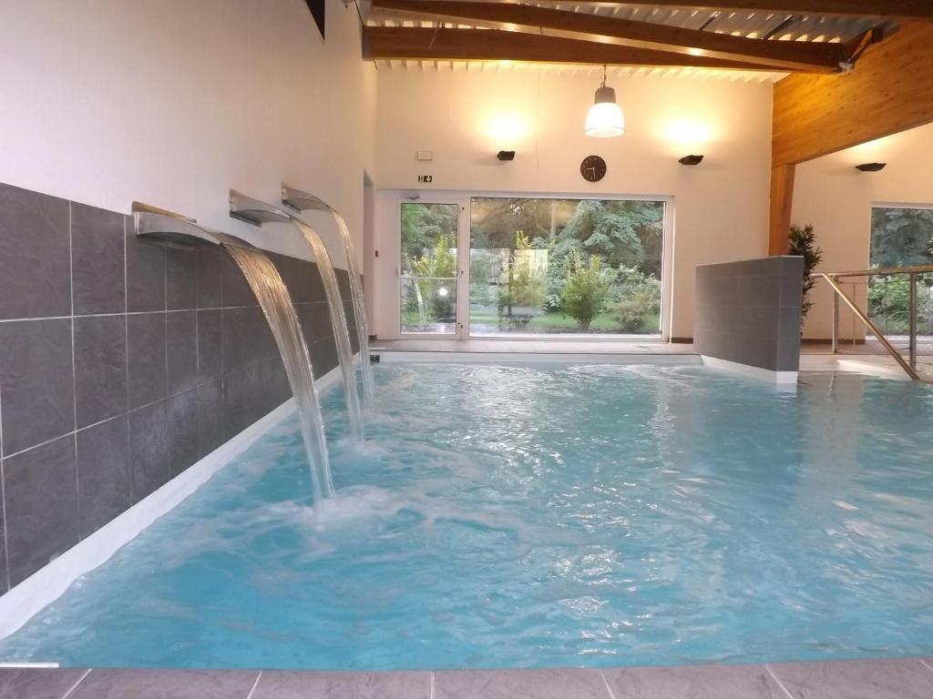 安热尔桑莱斯李维斯德拉费奇公寓 - 科尔马西的一座房子里一个带喷泉的游泳池