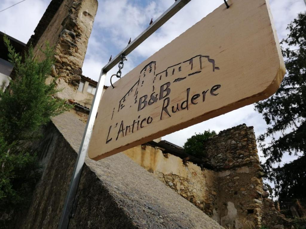 科森扎B&B l’antico rudere 2的建筑前的标志