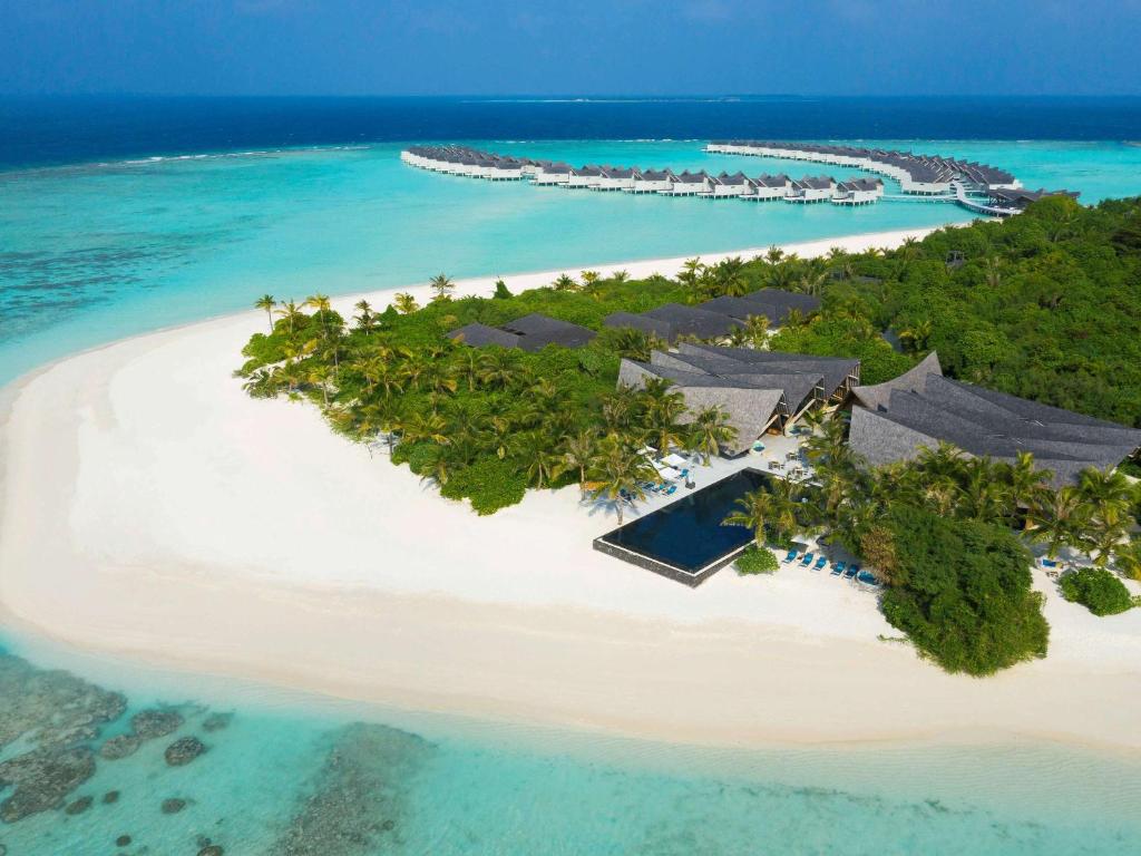 马纳杜岛Mӧvenpick Resort Kuredhivaru Maldives的海滩上的度假村的空中景观
