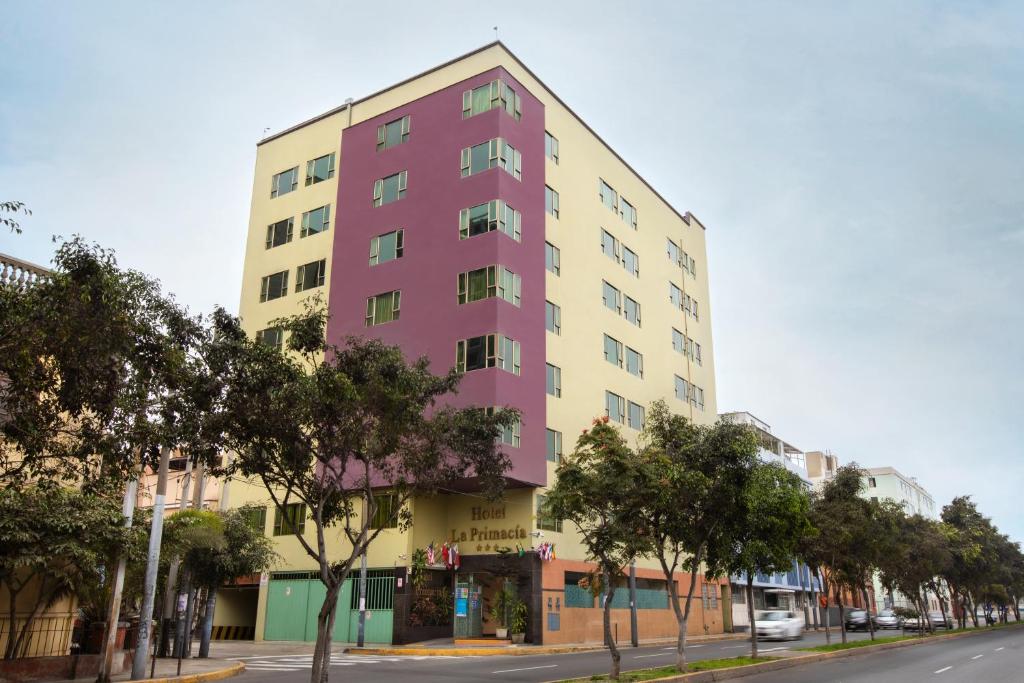 利马La Primacía的城市街道上的粉红色和黄色建筑