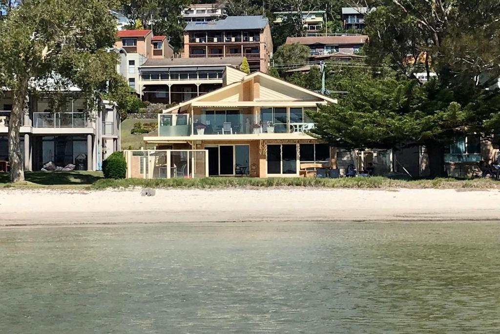科莱特Sandy Beach House Corlette Unit 1 Waterfront WI-FI Aircon的海边的房子