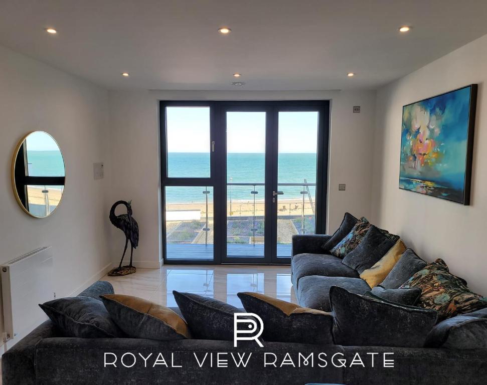 拉姆斯盖特Royal View的带沙发的客厅,享有海景