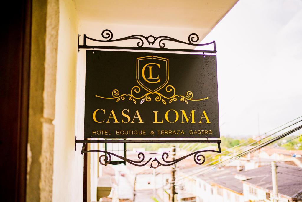 波帕扬CASA LOMA HOTEL BOUTIQUE & TERRAZA GASTRO的建筑物一侧的casa loma标志