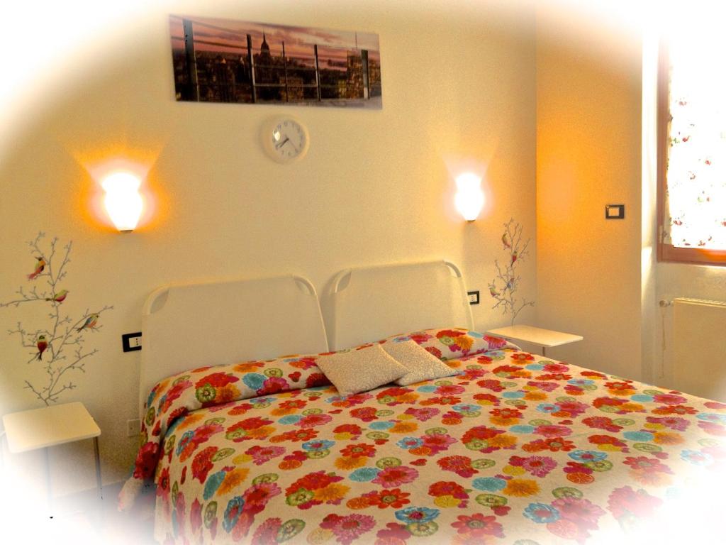 布鲁吉里奥Top Suit Centro - Guest house的一间卧室配有一张带彩色毯子的床