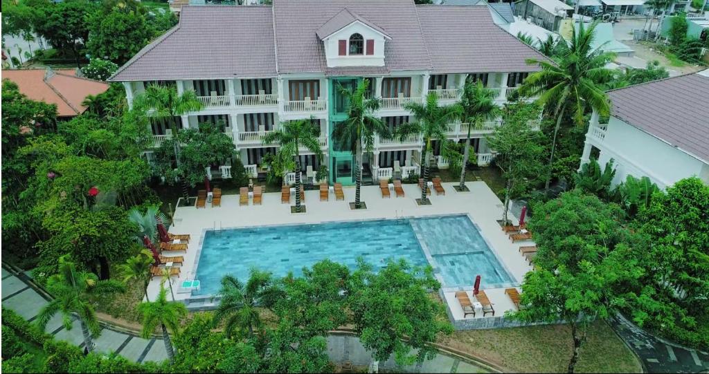 富国Tahiti Resort的享有带游泳池的大房子的空中景致