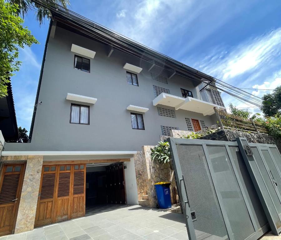 雅加达9 Residence Guesthouse Syariah Cilandak的前面有门的白色房子