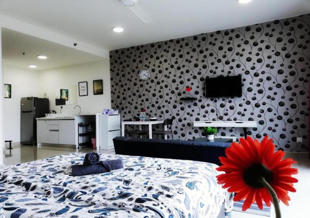实达阿南Peanut Butter Homestay #Trefoil Setia City的客厅设有床和带花卉的墙壁
