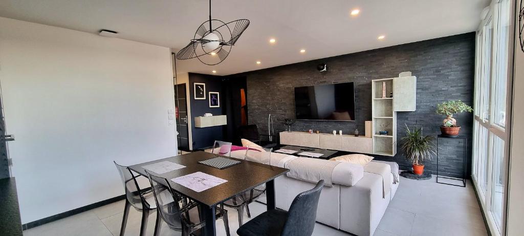 特鲁瓦Le Perchoir, High-end & Panoramic View的客厅配有桌子和沙发