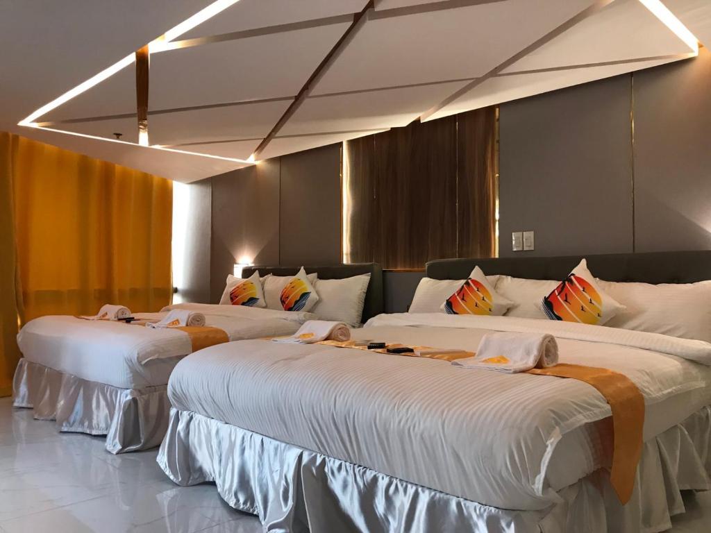 土格加劳NGN Gran Hotel的客房内的两张床拼在一起。