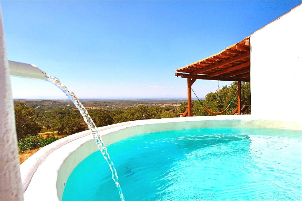 马尔旺金塔玛维欧酒店的一个带水管的游泳池