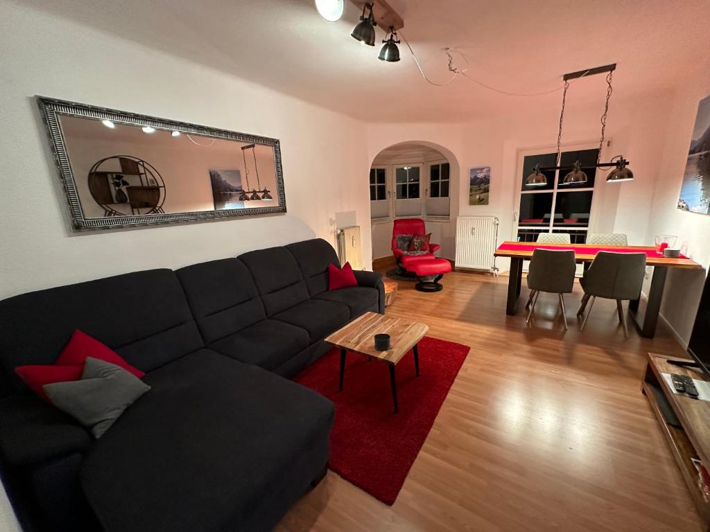 贝希特斯加登FeWo Lotti的客厅配有沙发和桌子