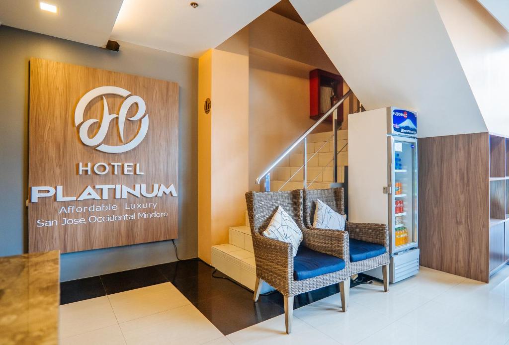 圣何塞RedDoorz Plus @ Hotel Platinum Occidental Mindoro的大堂,带标志和椅子的酒店