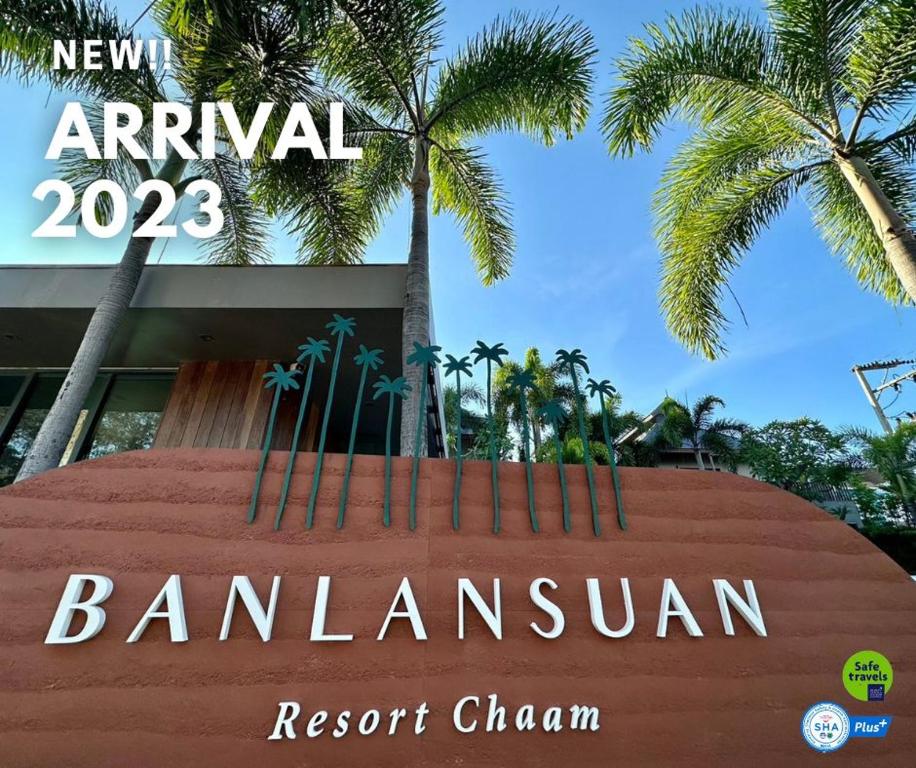 七岩Banlansuan Resort SHA Plus的棕榈树建筑前的标志