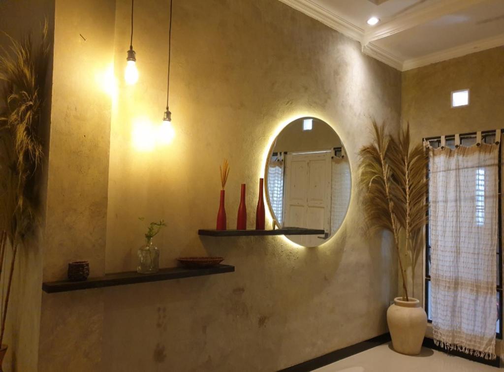 日惹Nebara Casa的一间带镜子和水槽的浴室